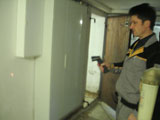 Messung der Oberflächentemperatur einer Wand mit einem Laser-Pyrometer durch einen Mitarbeiter der Firma FESARI