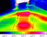 Darstellung einer Leckage einer Heizungsleitung im Fußboden mit Hilfe einer Thermokamera